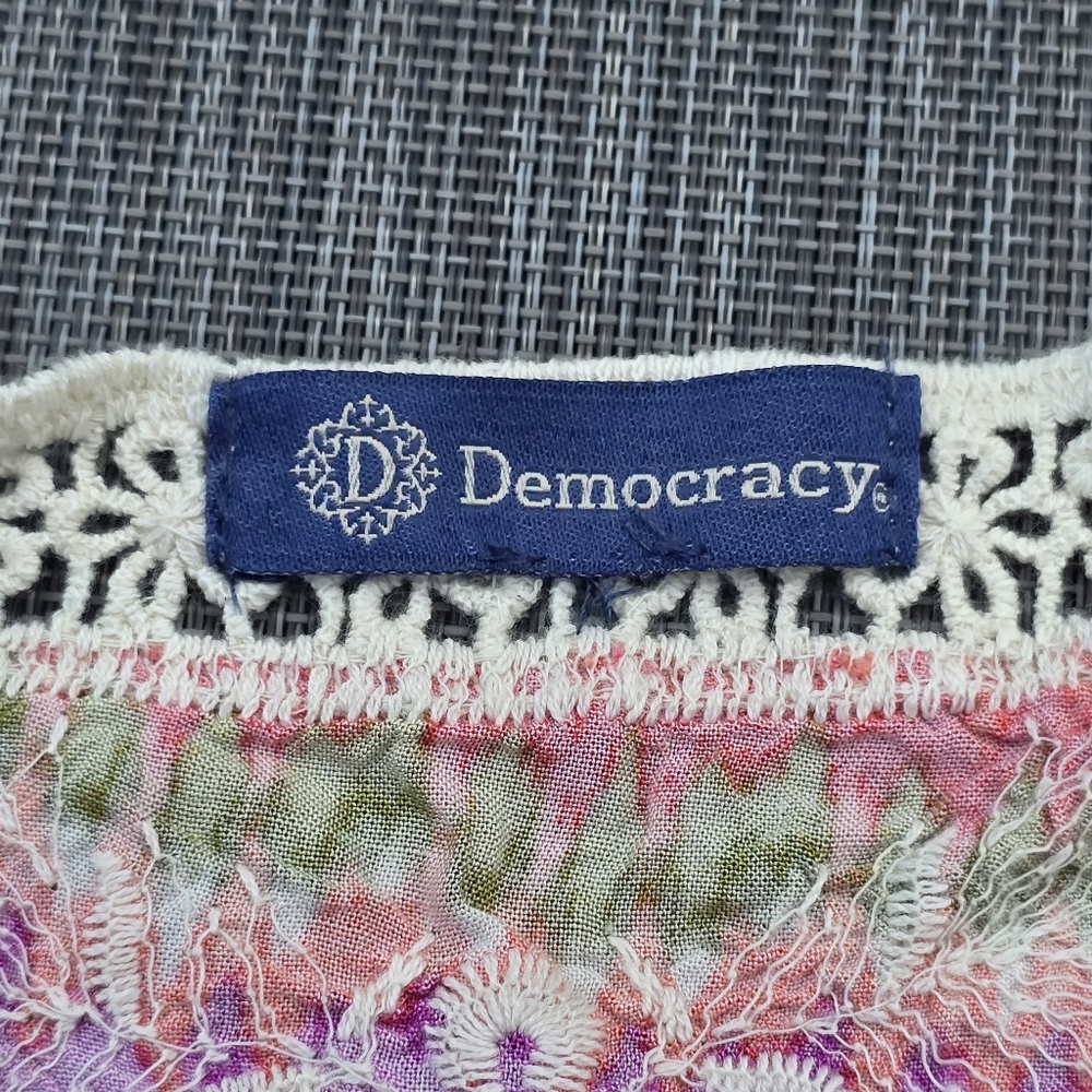 Democracy V-Notch Neck Peplum Crochet Printed Woven top, S, EUC - Picture 9 of 11